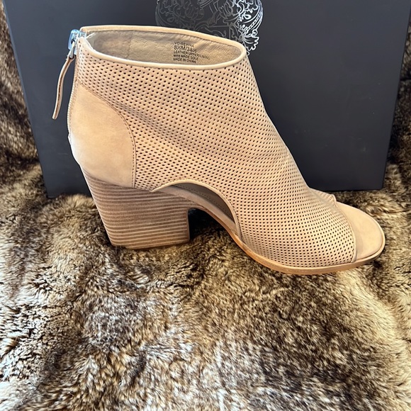 Vince Camuto Tan Shoes - Picture 4 of 8